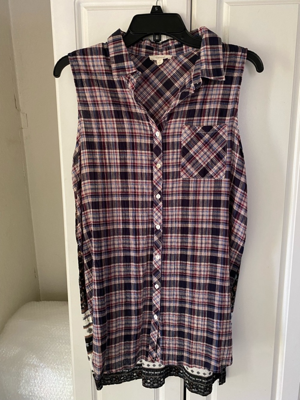ODDY Sleeveless Plaid Button-Front Shirt in Navy and Pink